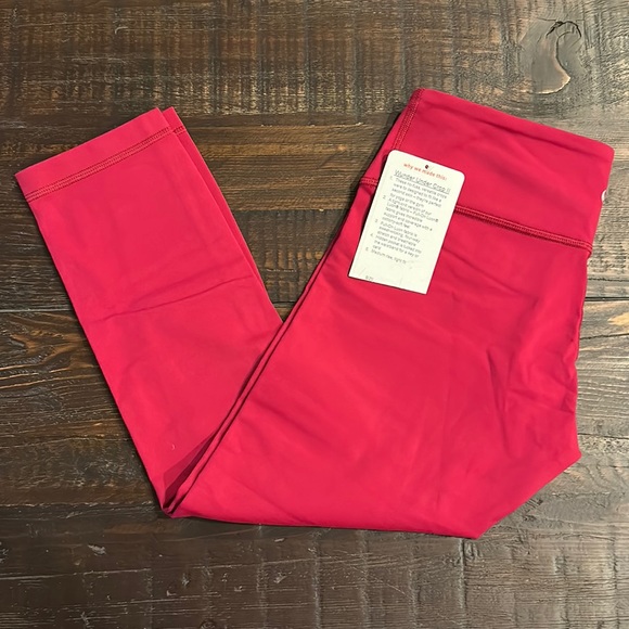 Lululemon Wonder Under Crop II - Picture 1 of 4